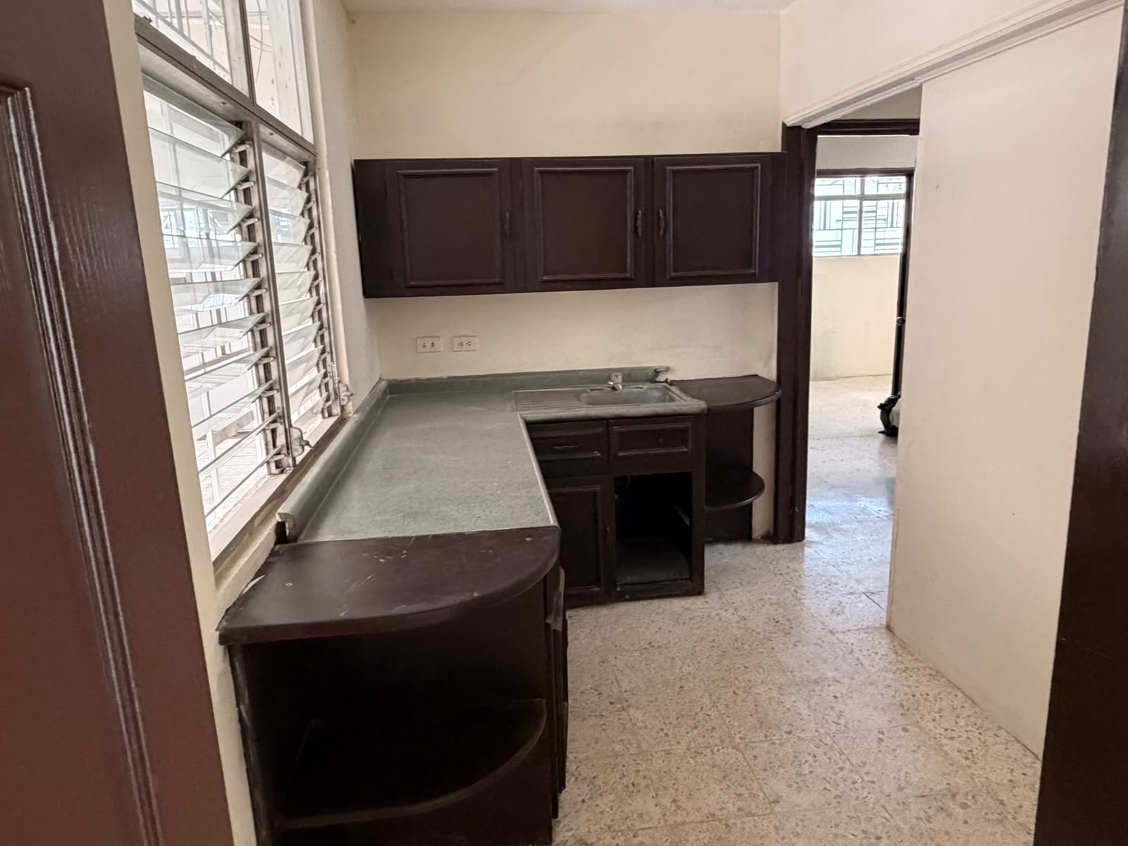Casa Comercial En Alquiler Calle Mariscal Zona 11 860 M² Amplio Parqueo Melissa Jimenez Alquileresgt (7)