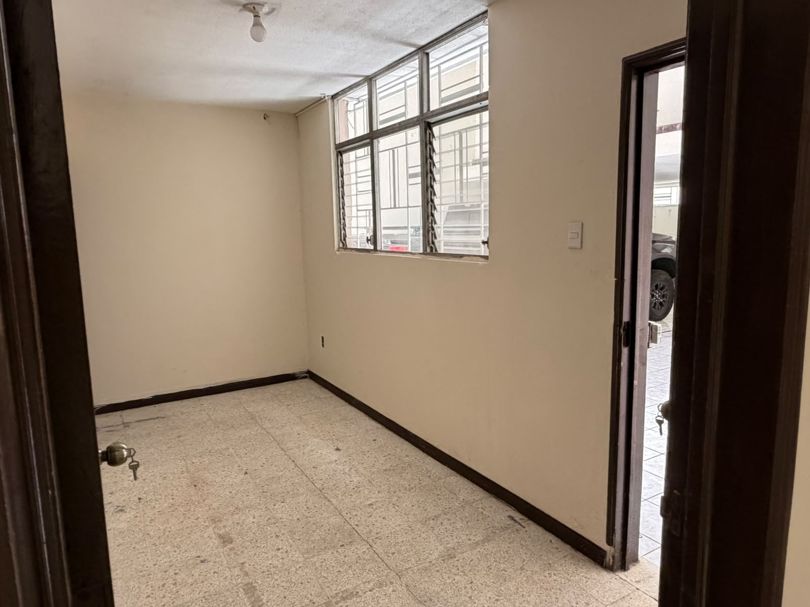 Casa Comercial En Alquiler Calle Mariscal Zona 11 860 M² Amplio Parqueo Melissa Jimenez Alquileresgt (9)