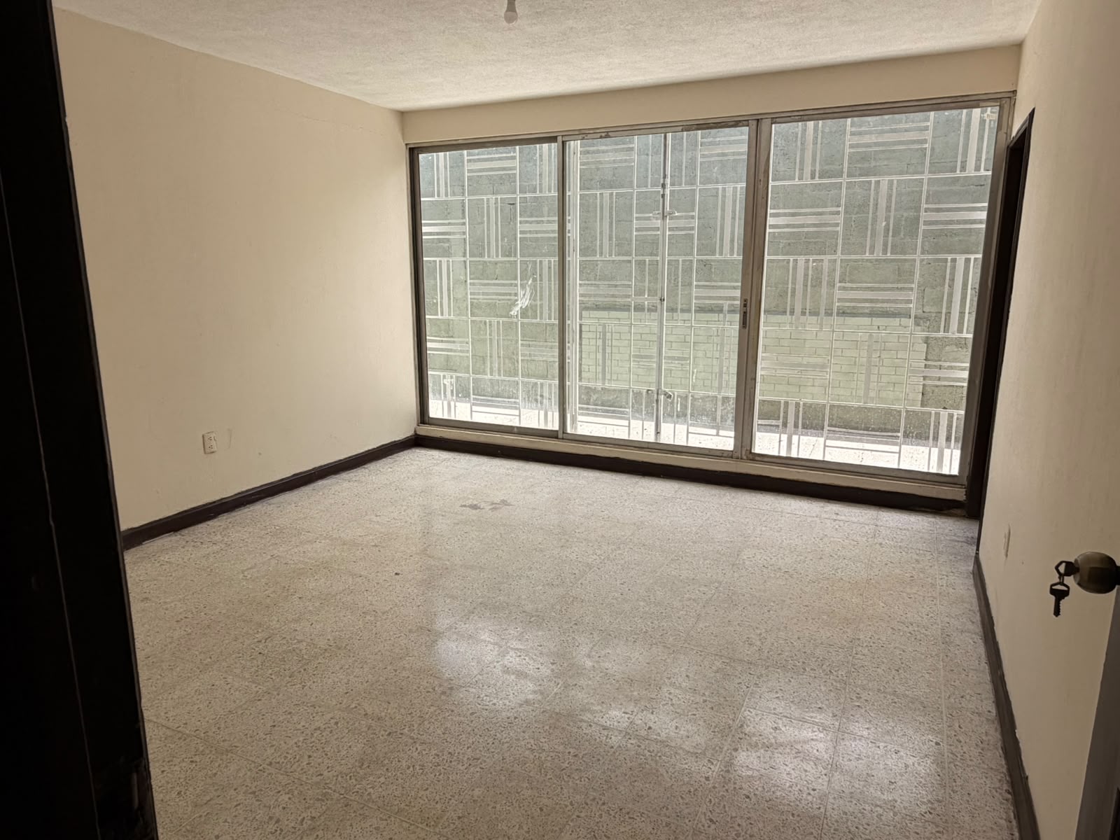 Casa Comercial En Alquiler Calle Mariscal Zona 11 860 M² Amplio Parqueo Melissa Jimenez Alquileresgt (10)