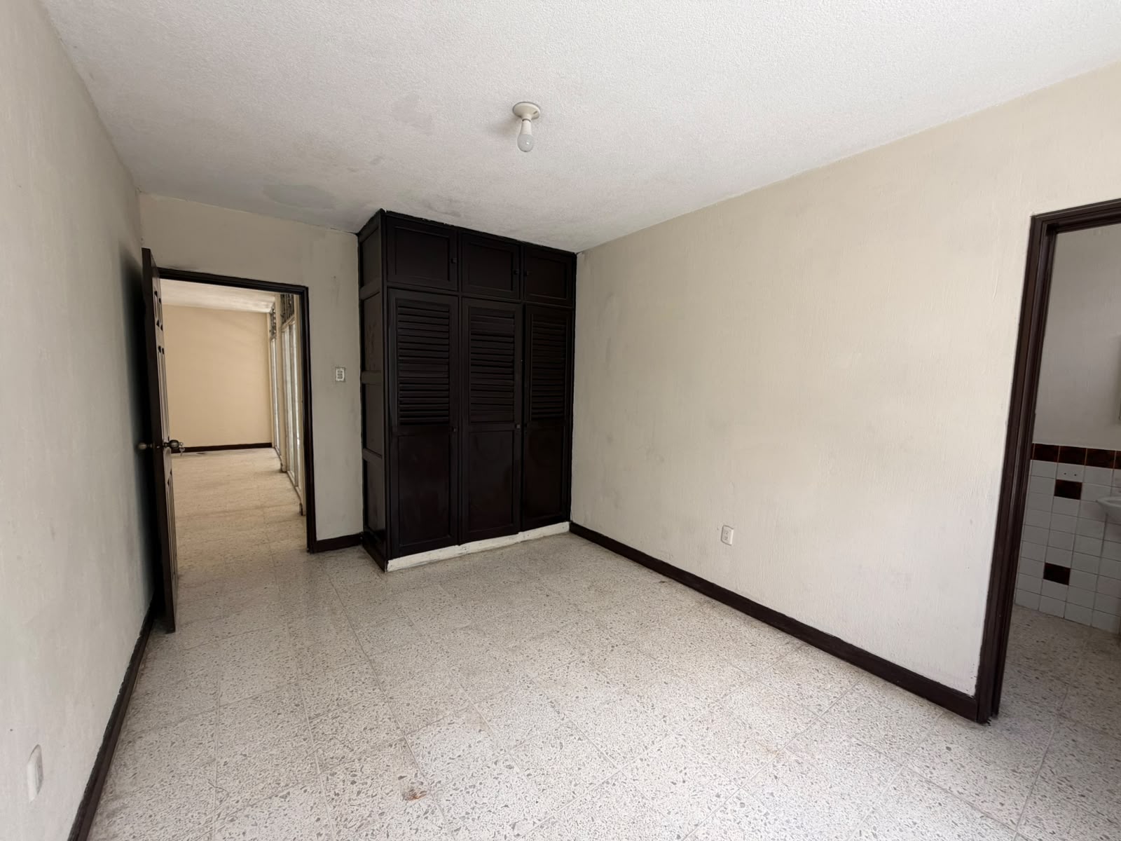 Casa Comercial En Alquiler Calle Mariscal Zona 11 860 M² Amplio Parqueo Melissa Jimenez Alquileresgt (16)
